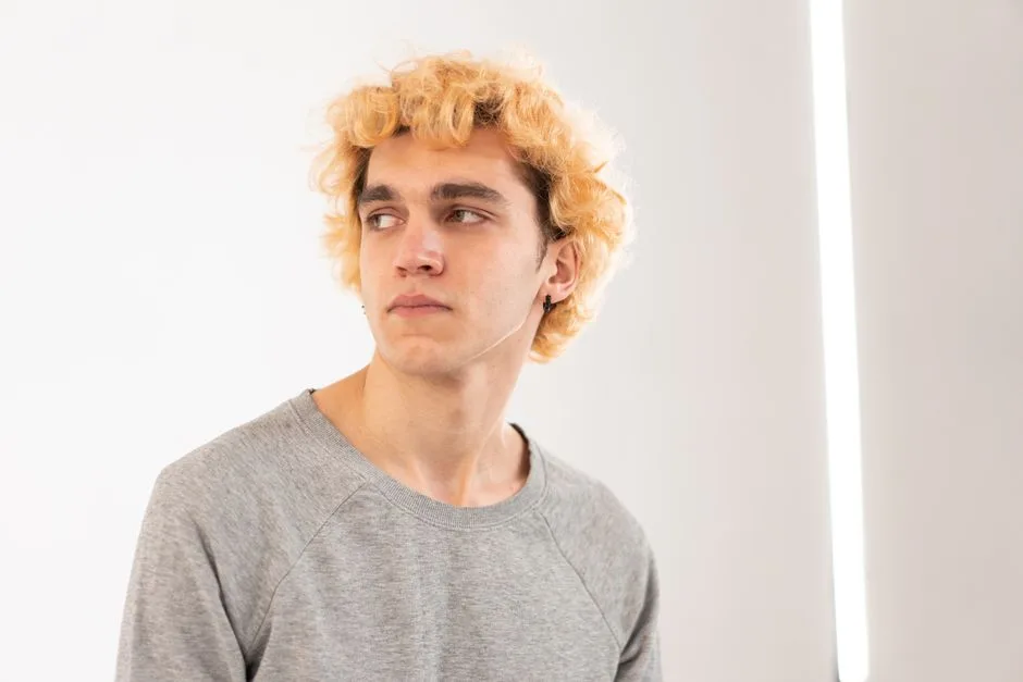Blond Loczki Męskie: Kompletny Przewodnik po Stylizacji i Pielęgnacji
