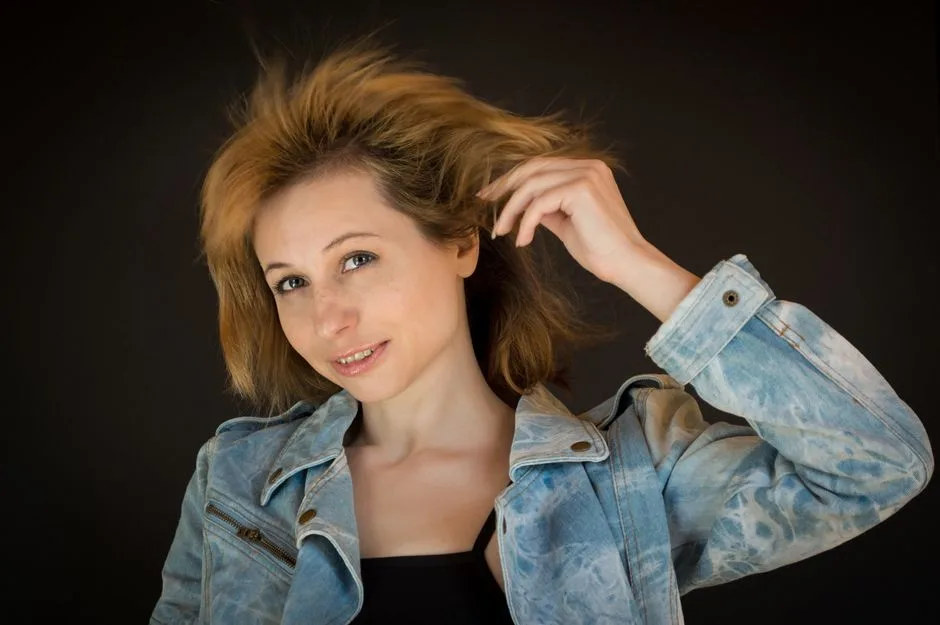 Blond z ciemnymi odrostami - 5 trendów i trików pielęgnacyjnych na 2026