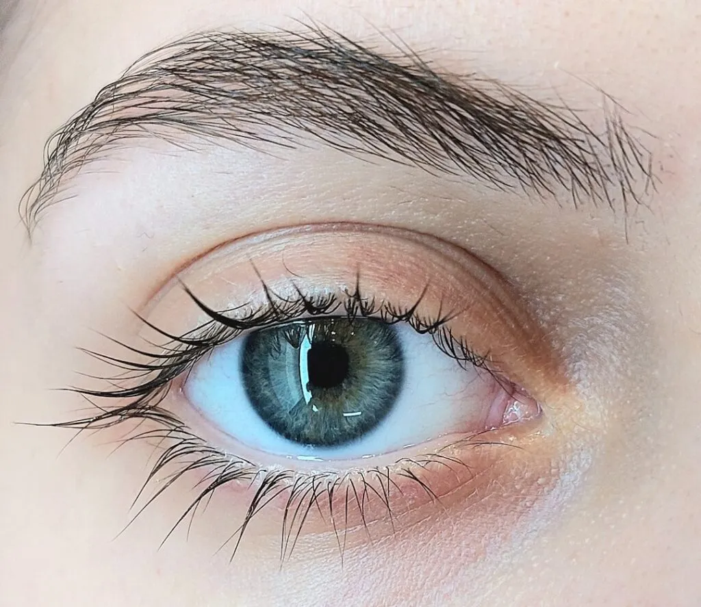 Makijaż Oczu Techniką Cut Crease – Kompletny Poradnik Krok po Kroku dla Początkujących