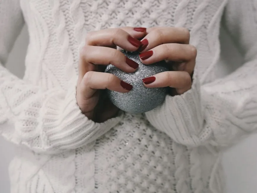 Paznokcie Bordowe z Brokatem: 15 Olśniewających Inspiracji na Manicure