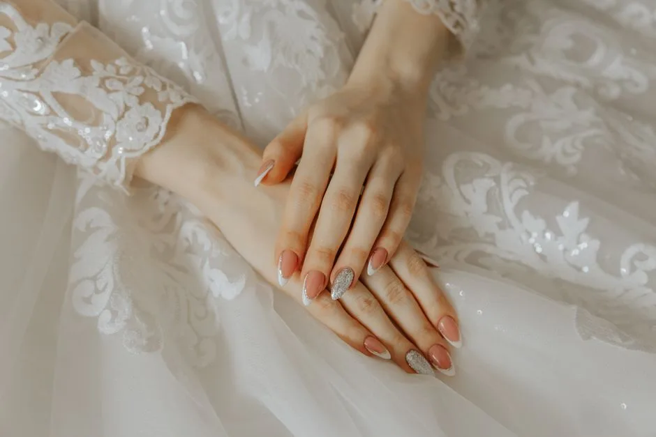 Paznokcie ślubne French: 15 Najlepszych Wzorów na Wymarzony Manicure