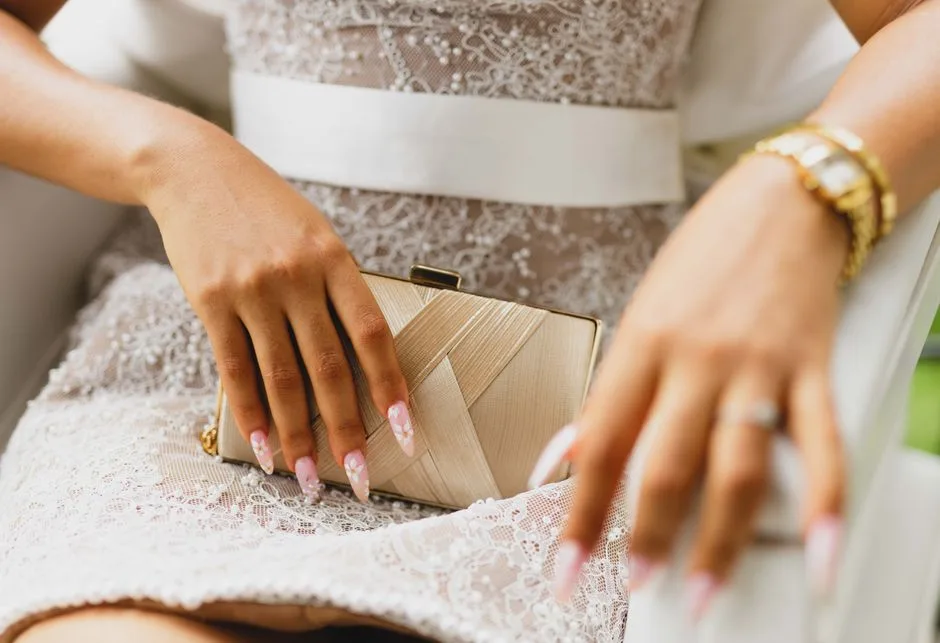 Paznokcie ślubne ze złotem: 10 Eleganckich Wzorów na Wielki Dzień