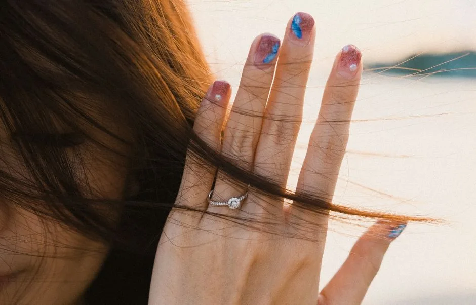 Paznokcie z Cyrkoniami: 5 Pomysłów na Olśniewający Manicure