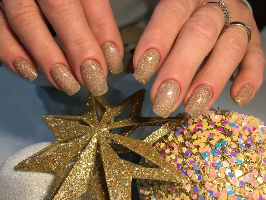 Złote Paznokcie 2026: 50 Olśniewających Inspiracji na Manicure