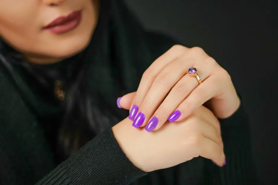 Paznokcie ze Złotym Akcentem: 30 Eleganckich Inspiracji na Modny Manicure