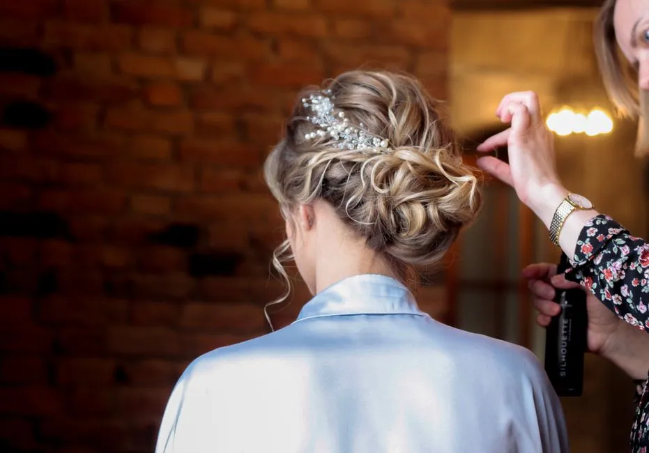 Upinanie Włosów: 7 Szybkich i Modnych Fryzur na Każdą Okazję