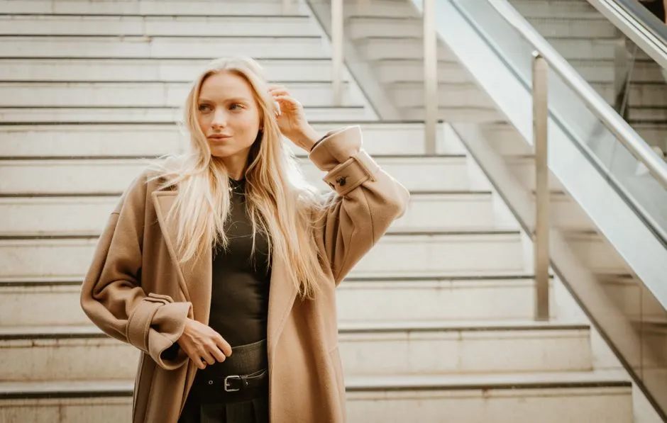 Zimny Beżowy Blond: Komu Pasuje i Jak Uzyskać Idealny Odcień?