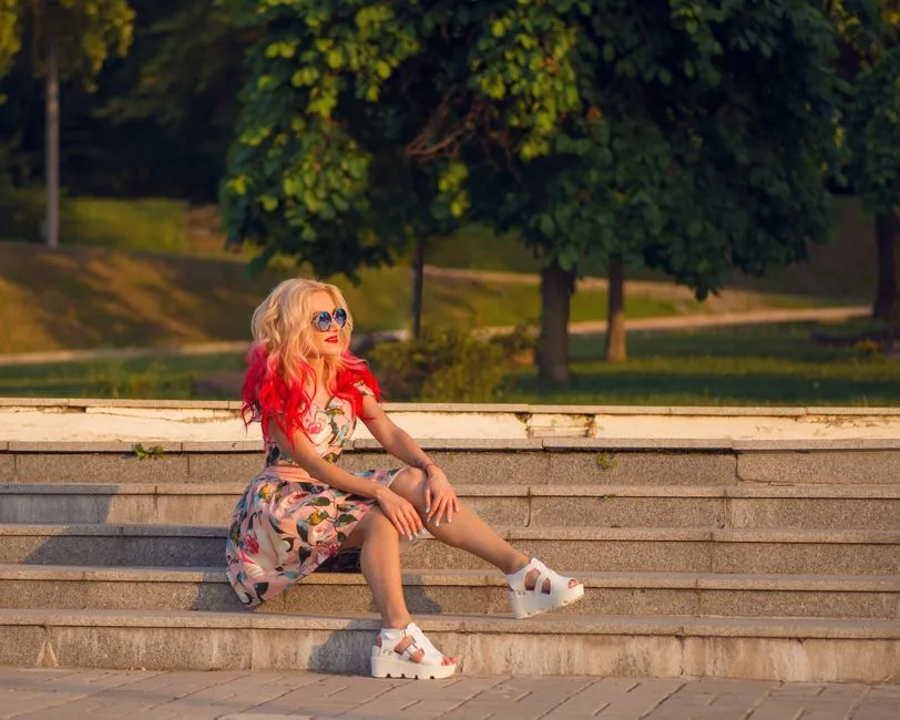 Sarni Blond: Kompletny Przewodnik po Tym Modnym Kolorze Włosów