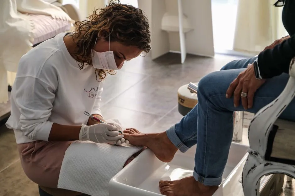 7 zasad pedicure - lakier trwa 3 tygodnie na paznokciach