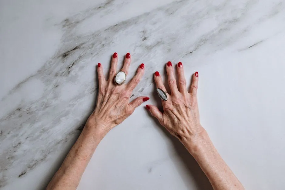 Paznokcie Marmurkowe: 7 Sekretów Idealnego Manicure w Domu