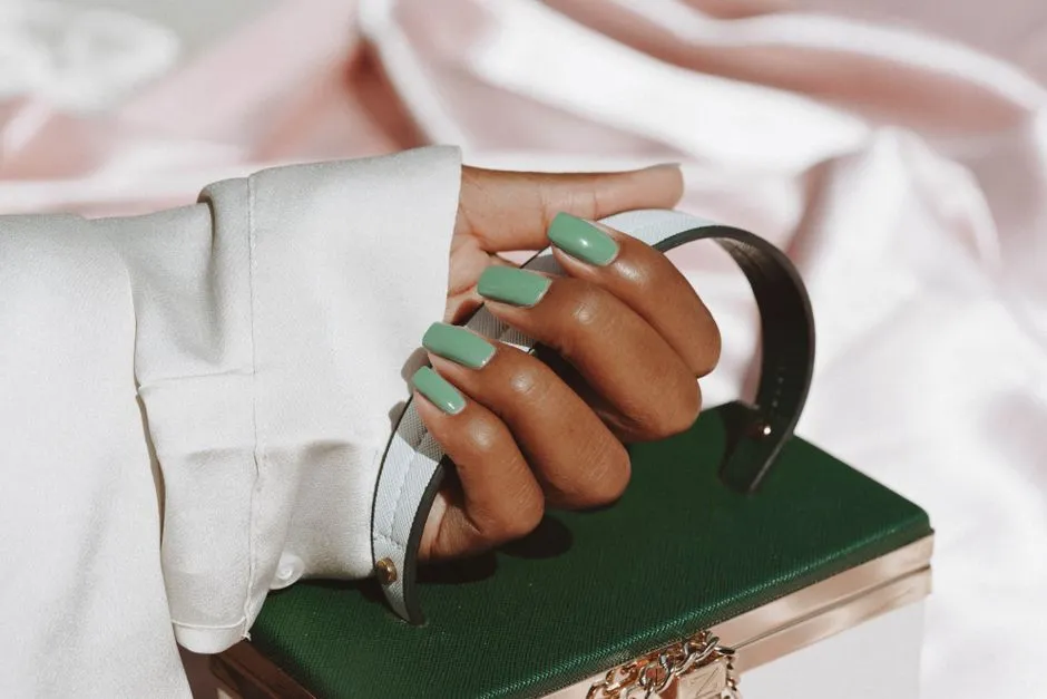 Paznokcie Butelkowa Zieleń i Złoto: 15 Eleganckich Inspiracji na Manicure