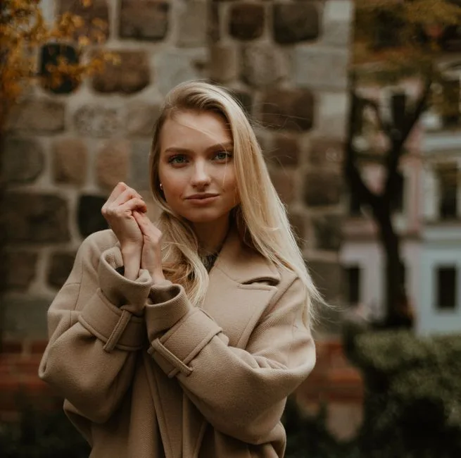 Uniknij mysiego efektu - 10 inspiracji na beżowy blond
