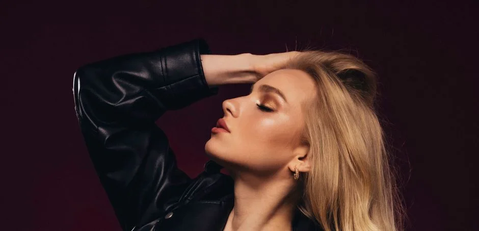 Blond włosy z odrostem - 5 modnych sposobów na stylizację bez wizyty u fryzjera