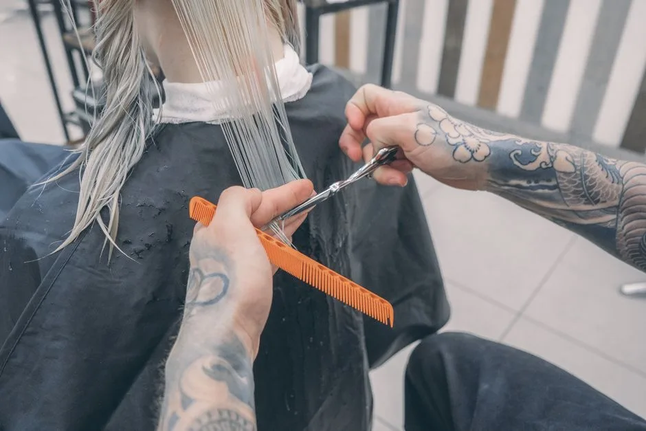 Popielaty odcień blondu: 5 sekretów idealnej koloryzacji bez żółtych tonów